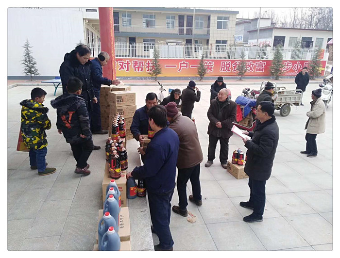 固德威薯業(yè)機械慰問貧困戶現(xiàn)場發(fā)福利 固德威薯業(yè)機械慰問貧困戶現(xiàn)場發(fā)福利