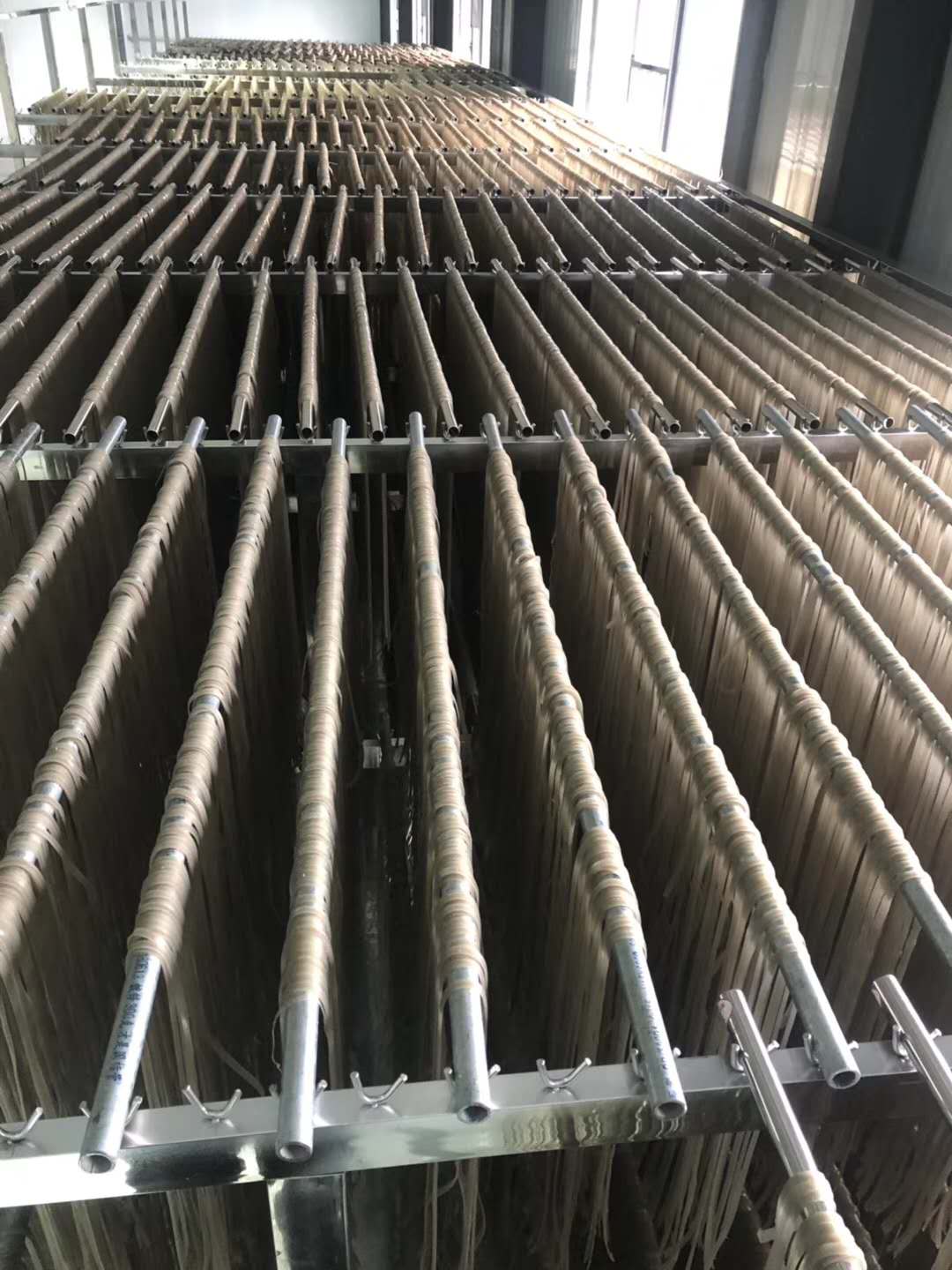 紅薯粉條機(jī)產(chǎn)品--掛桿晾曬