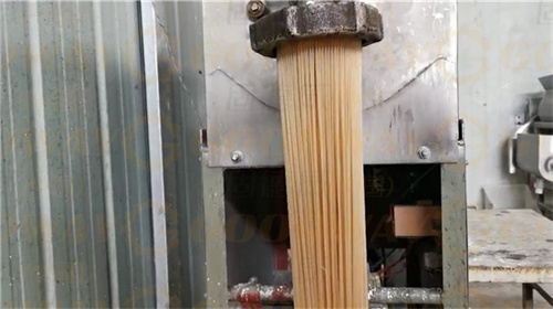  紅薯粉條機多少錢一臺？哪種工藝的粉條加工設(shè)備更適合大眾使用？