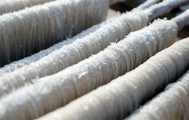 仿手工紅薯粉條機(jī)生產(chǎn)線是怎樣加工粉條的？漏瓢環(huán)節(jié)有哪些講究？